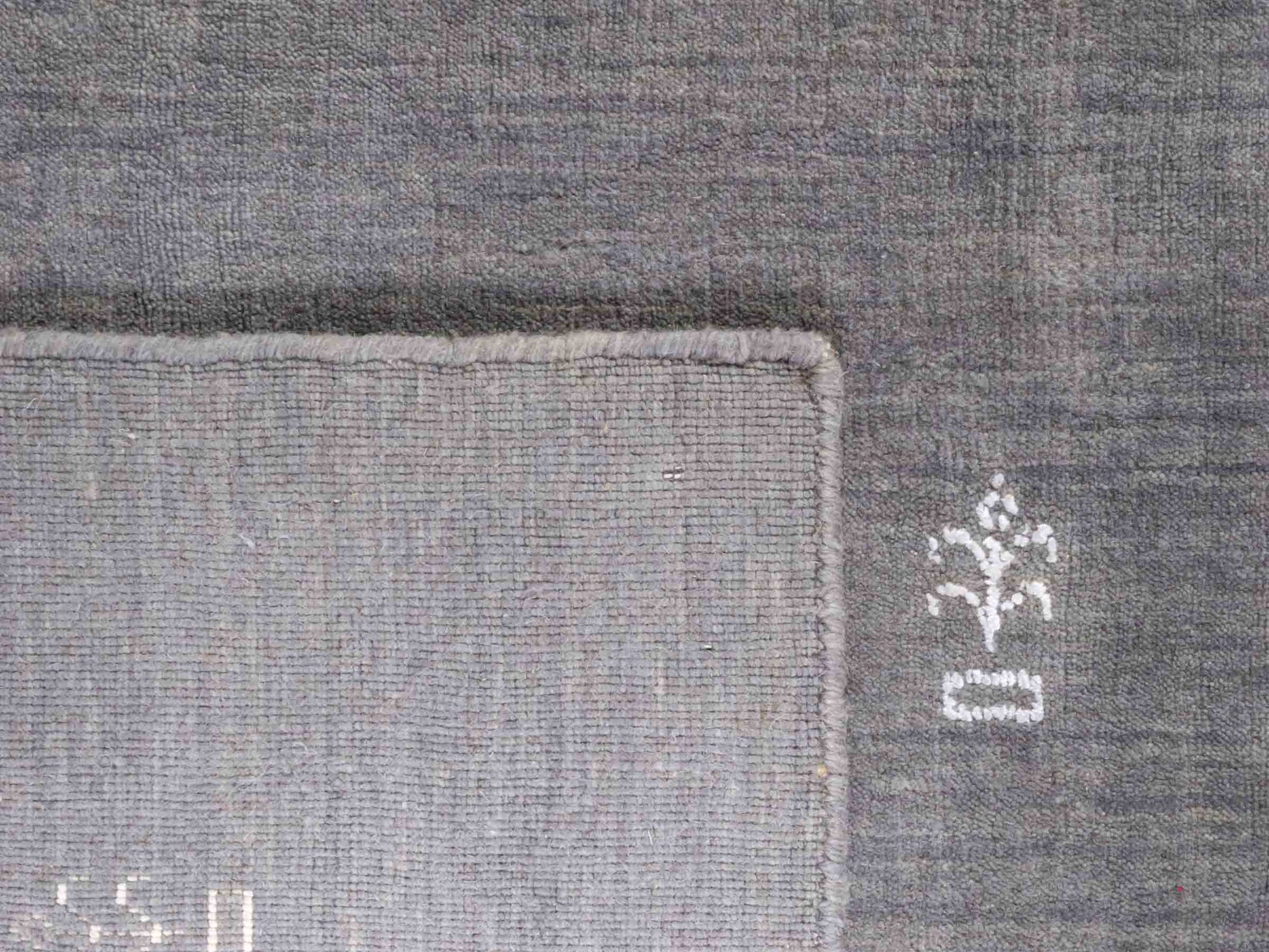 Moderner, Handloom Lori Gabbeh Orientteppich von Khademi aus Wolle, grau. Nomaden-Design. Produziert in Indien. Größe: 298x201cm. Teppichnummer: KB4-1612. Verkauf durch Jupiter Intl.