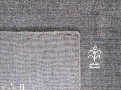 Moderner, Handloom Lori Gabbeh Orientteppich von Khademi aus Wolle, grau. Nomaden-Design. Produziert in Indien. Größe: 298x201cm. Teppichnummer: KB4-1612. Verkauf durch Jupiter Intl.