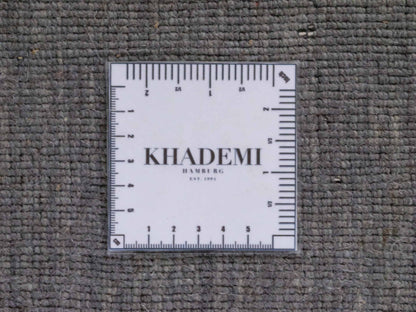 Moderner, Handloom Lori Gabbeh Orientteppich von Khademi aus Wolle, grau. Nomaden-Design. Produziert in Indien. Größe: 298x201cm. Teppichnummer: KB4-1612. Verkauf durch Jupiter Intl.