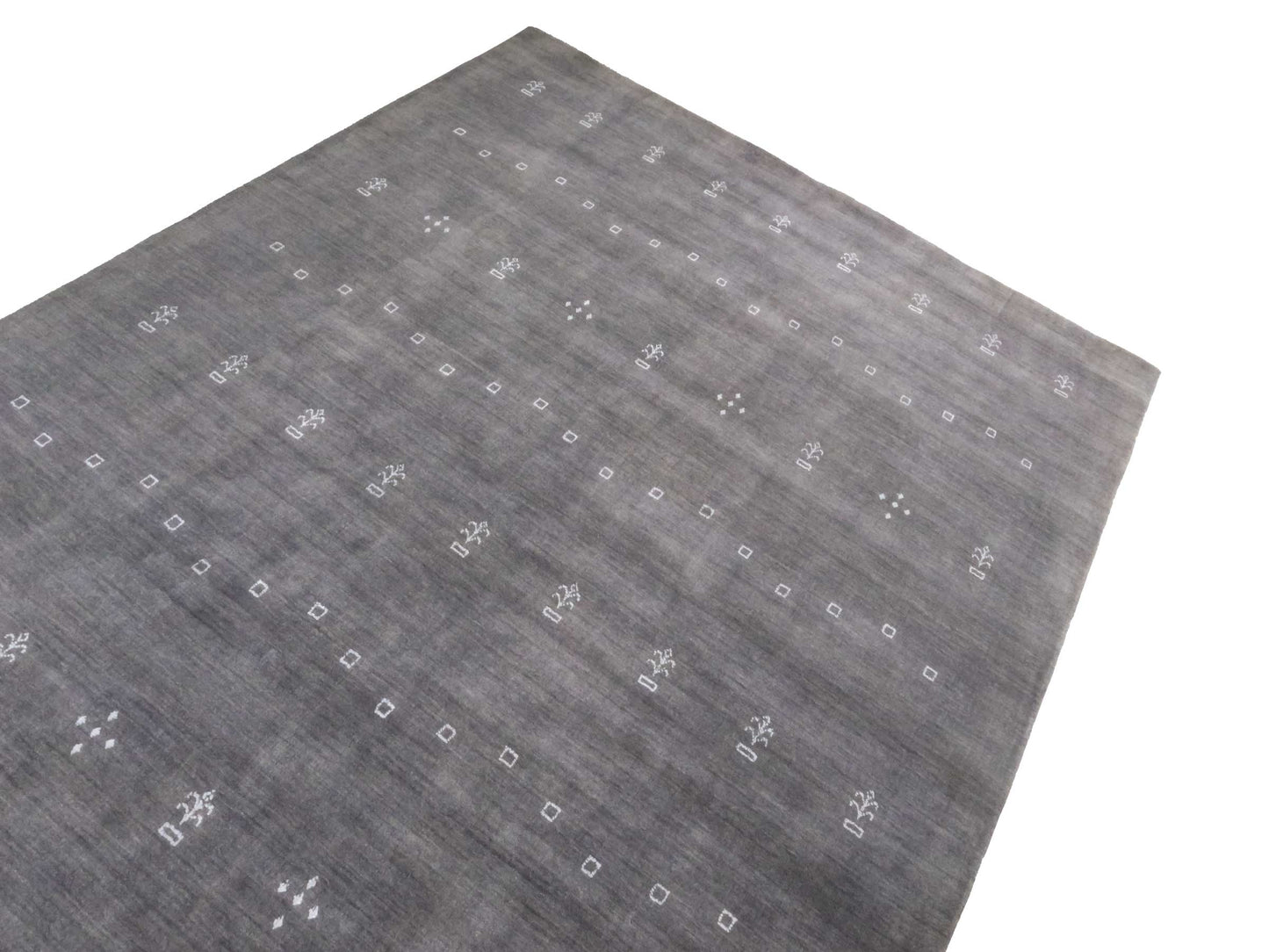 Moderner, Handloom Lori Gabbeh Orientteppich von Khademi aus Wolle, grau. Nomaden-Design. Produziert in Indien. Größe: 298x201cm. Teppichnummer: KB4-1612. Verkauf durch Jupiter Intl.