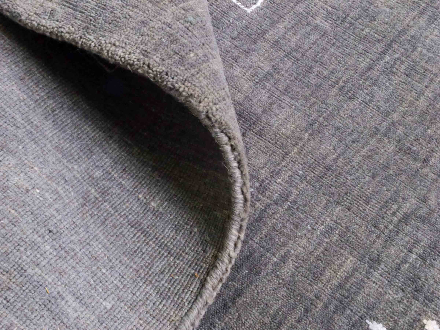 Moderner, Handloom Lori Gabbeh Orientteppich von Khademi aus Wolle, grau. Nomaden-Design. Produziert in Indien. Größe: 298x201cm. Teppichnummer: KB4-1612. Verkauf durch Jupiter Intl.