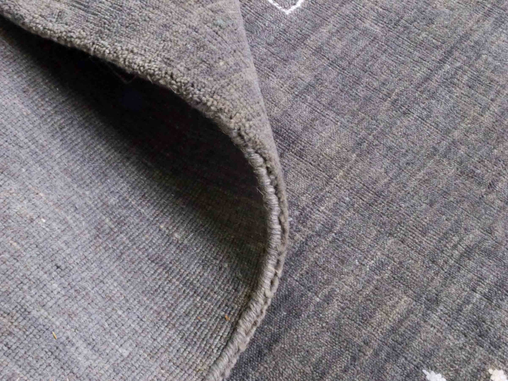 Moderner, Handloom Lori Gabbeh Orientteppich von Khademi aus Wolle, grau. Nomaden-Design. Produziert in Indien. Größe: 298x201cm. Teppichnummer: KB4-1612. Verkauf durch Jupiter Intl.