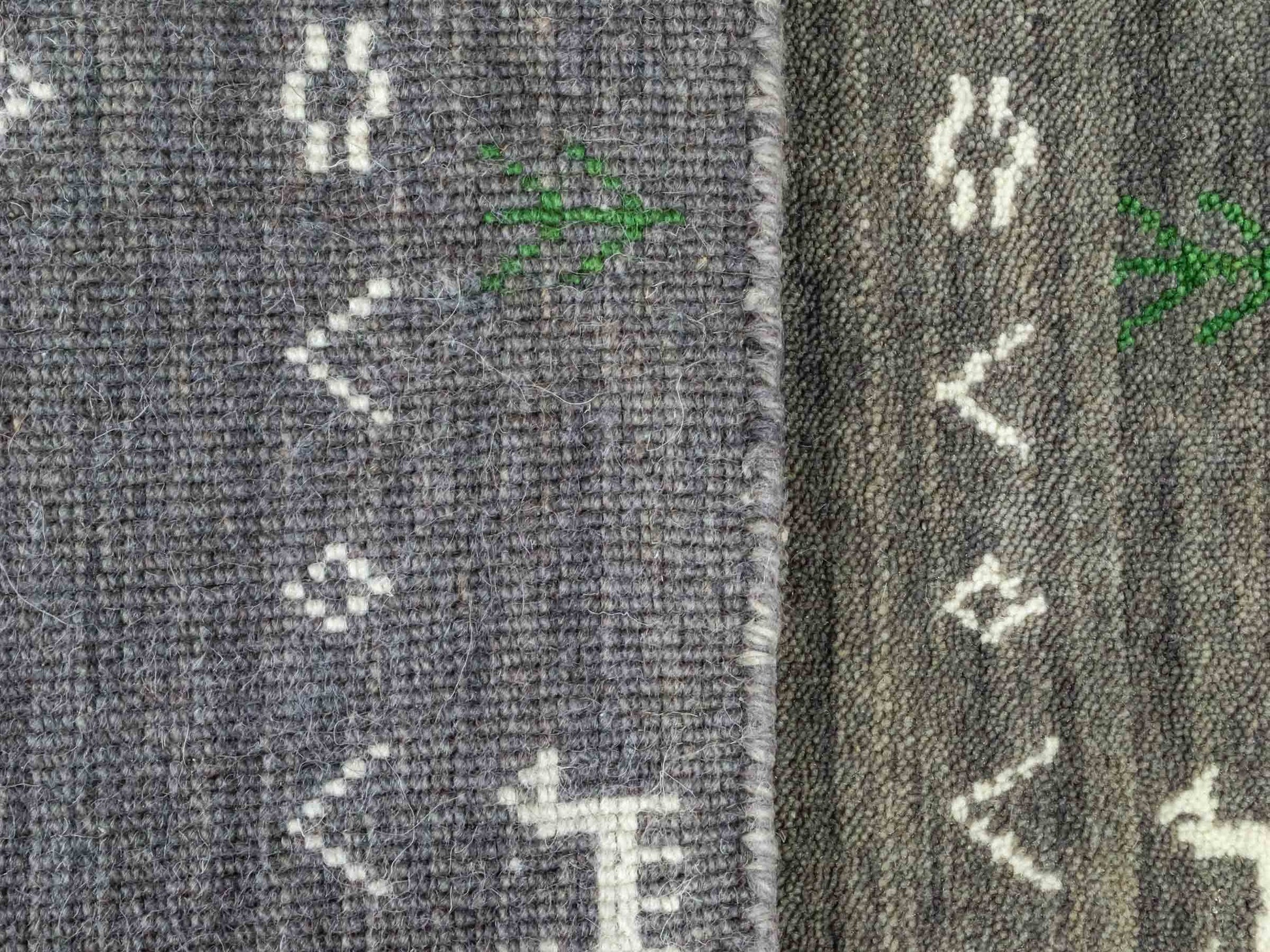 Moderner, Handloom Lori Gabbeh Orientteppich von Khademi aus Wolle, grau. Nomaden-Design. Produziert in Indien. Größe: 60x40cm. Teppichnummer: KB4-1617A. Verkauf durch Jupiter Intl.