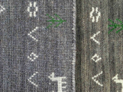 Moderner, Handloom Lori Gabbeh Orientteppich von Khademi aus Wolle, grau. Nomaden-Design. Produziert in Indien. Größe: 60x40cm. Teppichnummer: KB4-1617A. Verkauf durch Jupiter Intl.