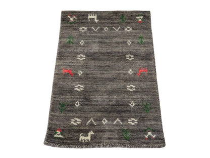 Moderner, Handloom Lori Gabbeh Orientteppich von Khademi aus Wolle, grau. Nomaden-Design. Produziert in Indien. Größe: 60x40cm. Teppichnummer: KB4-1617A. Verkauf durch Jupiter Intl.