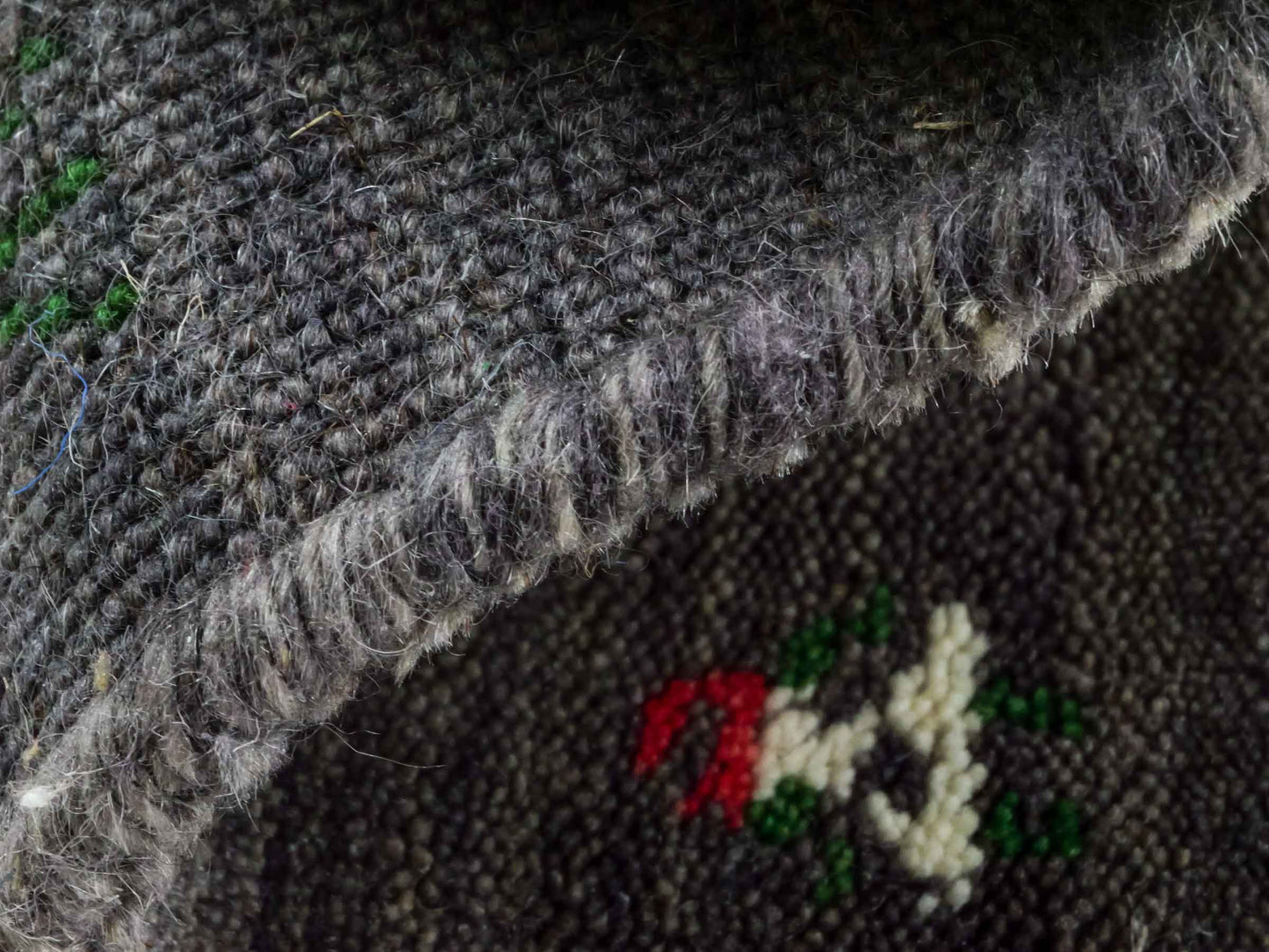 Moderner, Handloom Lori Gabbeh Orientteppich von Khademi aus Wolle, grau. Nomaden-Design. Produziert in Indien. Größe: 60x40cm. Teppichnummer: KB4-1617A. Verkauf durch Jupiter Intl.