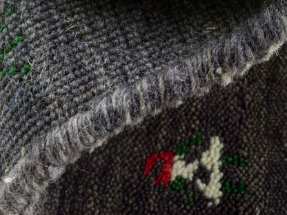 Moderner, Handloom Lori Gabbeh Orientteppich von Khademi aus Wolle, grau. Nomaden-Design. Produziert in Indien. Größe: 60x40cm. Teppichnummer: KB4-1617A. Verkauf durch Jupiter Intl.