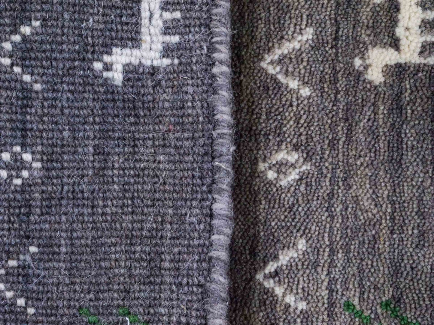 Moderner, Handloom Lori Gabbeh Orientteppich von Khademi aus Wolle, grau. Nomaden-Design. Produziert in Indien. Größe: 60x40cm. Teppichnummer: KB4-1617B. Verkauf durch Jupiter Intl.