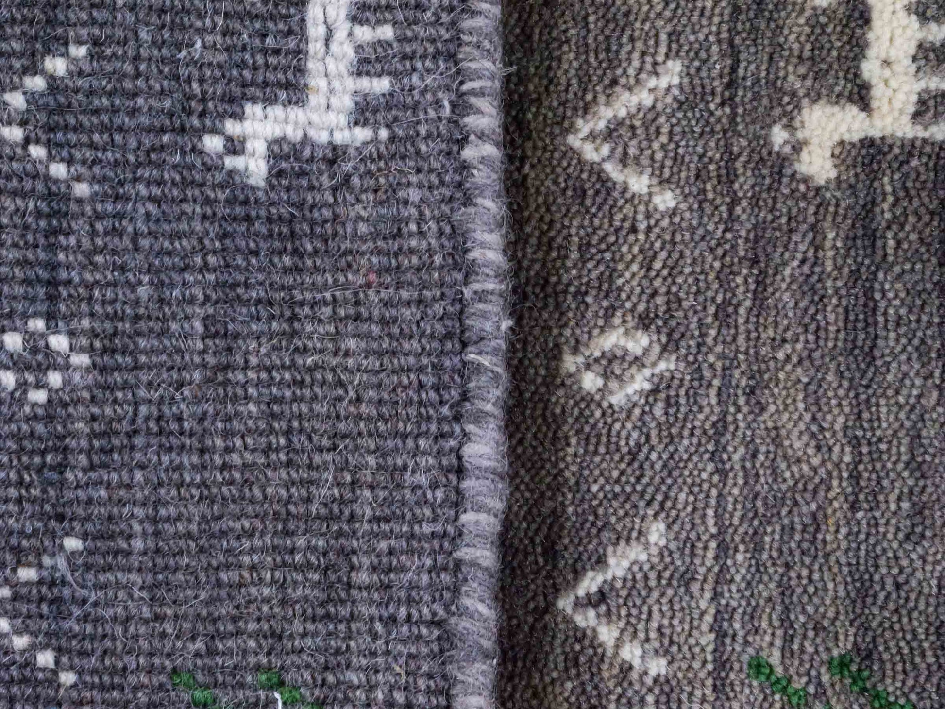 Moderner, Handloom Lori Gabbeh Orientteppich von Khademi aus Wolle, grau. Nomaden-Design. Produziert in Indien. Größe: 60x40cm. Teppichnummer: KB4-1617B. Verkauf durch Jupiter Intl.