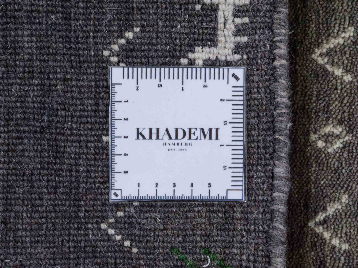 Moderner, Handloom Lori Gabbeh Orientteppich von Khademi aus Wolle, grau. Nomaden-Design. Produziert in Indien. Größe: 60x40cm. Teppichnummer: KB4-1617B. Verkauf durch Jupiter Intl.