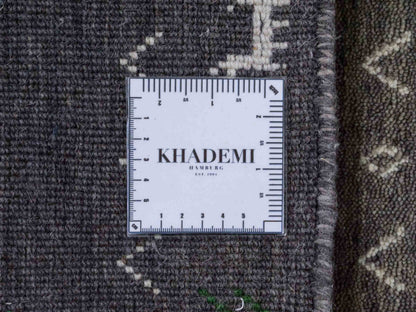 Moderner, Handloom Lori Gabbeh Orientteppich von Khademi aus Wolle, grau. Nomaden-Design. Produziert in Indien. Größe: 60x40cm. Teppichnummer: KB4-1617B. Verkauf durch Jupiter Intl.