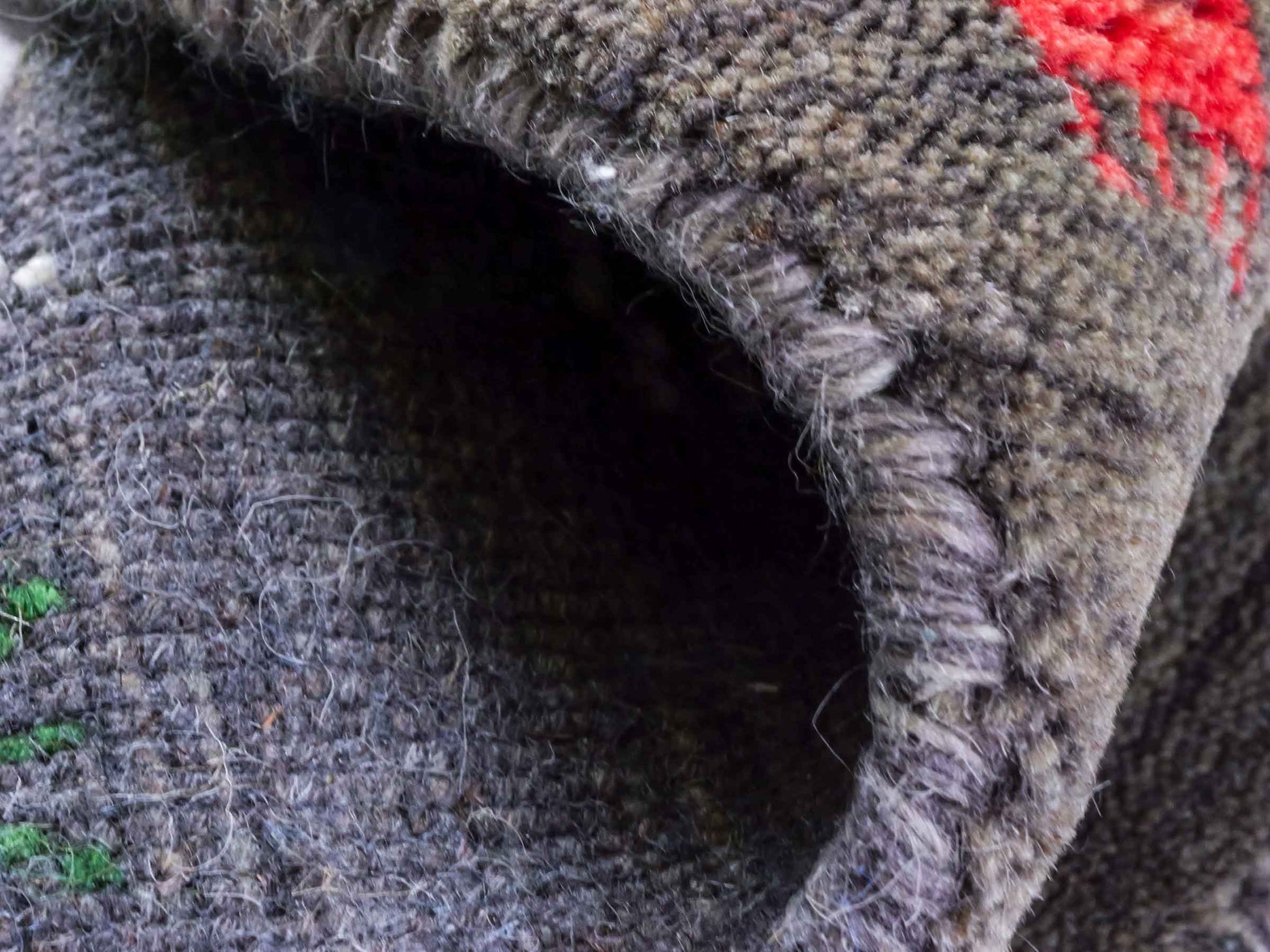 Moderner, Handloom Lori Gabbeh Orientteppich von Khademi aus Wolle, grau. Nomaden-Design. Produziert in Indien. Größe: 60x40cm. Teppichnummer: KB4-1617B. Verkauf durch Jupiter Intl.