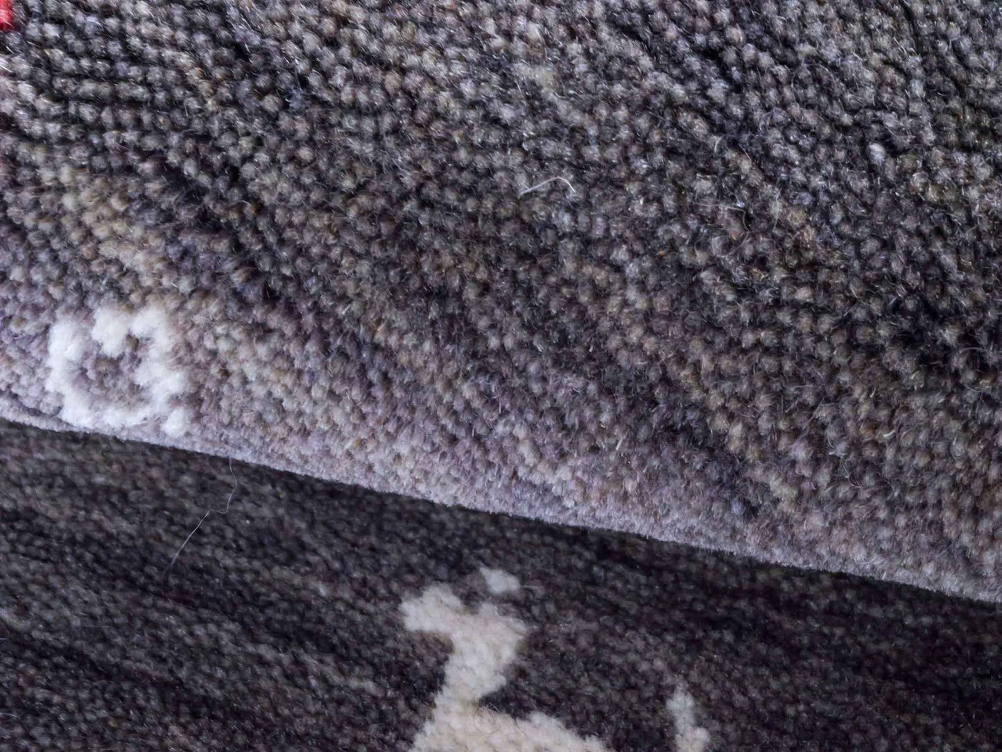 Moderner, Handloom Lori Gabbeh Orientteppich von Khademi aus Wolle, grau. Nomaden-Design. Produziert in Indien. Größe: 60x40cm. Teppichnummer: KB4-1617B. Verkauf durch Jupiter Intl.