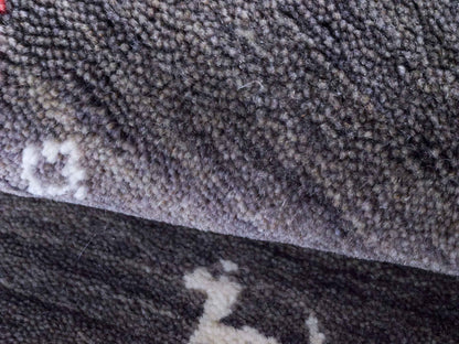 Moderner, Handloom Lori Gabbeh Orientteppich von Khademi aus Wolle, grau. Nomaden-Design. Produziert in Indien. Größe: 60x40cm. Teppichnummer: KB4-1617B. Verkauf durch Jupiter Intl.