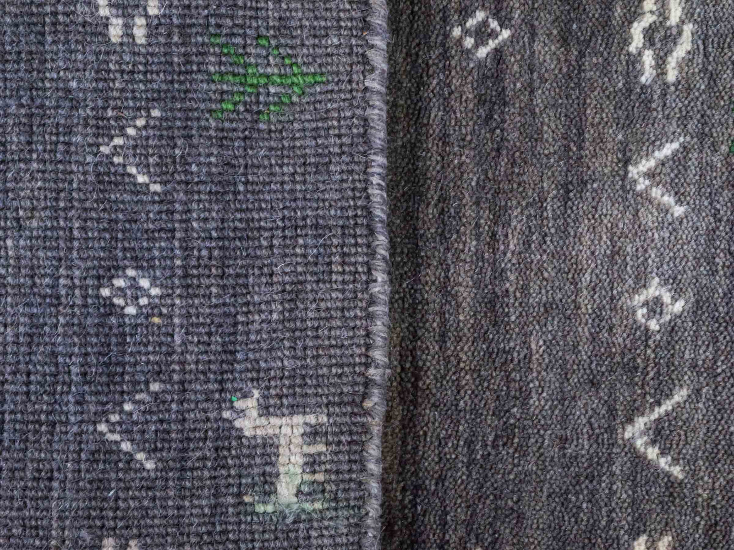 Moderner, Handloom Lori Gabbeh Orientteppich von Khademi aus Wolle, grau. Nomaden-Design. Produziert in Indien. Größe: 60x40cm. Teppichnummer: KB4-1617C. Verkauf durch Jupiter Intl.