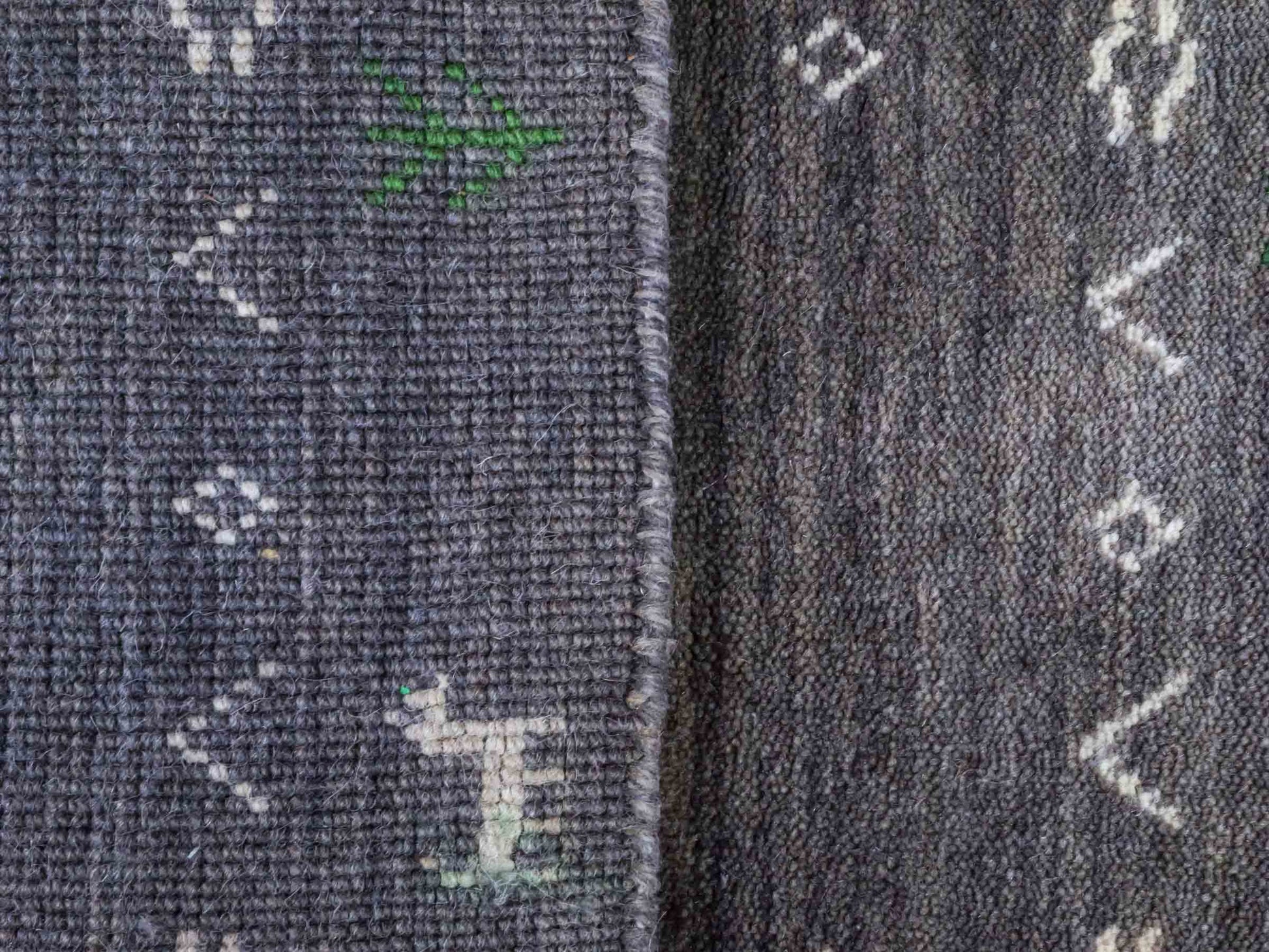 Moderner, Handloom Lori Gabbeh Orientteppich von Khademi aus Wolle, grau. Nomaden-Design. Produziert in Indien. Größe: 60x40cm. Teppichnummer: KB4-1617C. Verkauf durch Jupiter Intl.