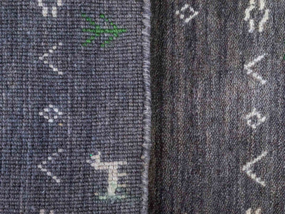 Moderner, Handloom Lori Gabbeh Orientteppich von Khademi aus Wolle, grau. Nomaden-Design. Produziert in Indien. Größe: 60x40cm. Teppichnummer: KB4-1617C. Verkauf durch Jupiter Intl.