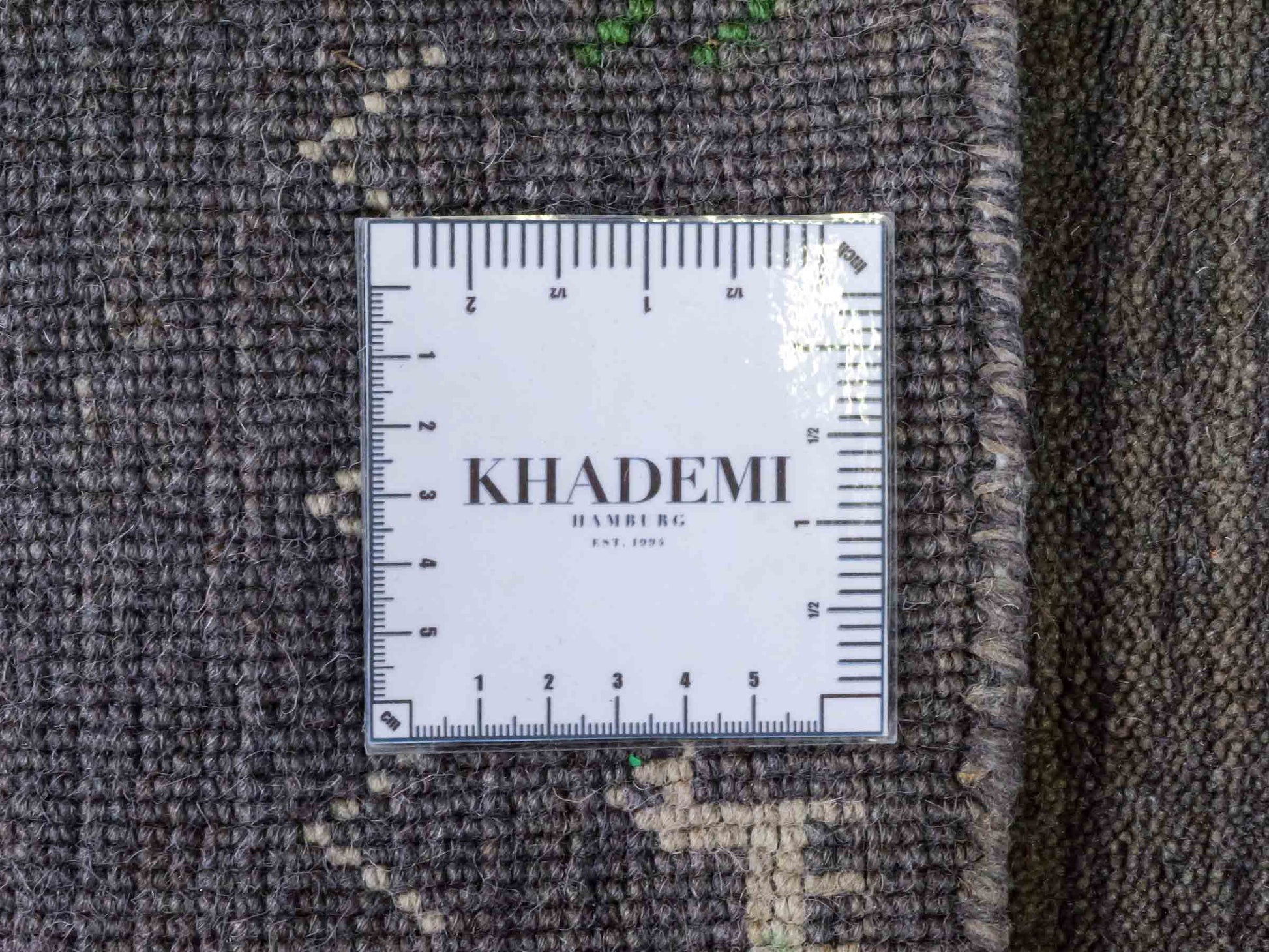 Moderner, Handloom Lori Gabbeh Orientteppich von Khademi aus Wolle, grau. Nomaden-Design. Produziert in Indien. Größe: 60x40cm. Teppichnummer: KB4-1617C. Verkauf durch Jupiter Intl.