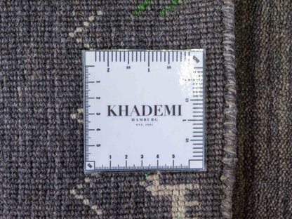 Moderner, Handloom Lori Gabbeh Orientteppich von Khademi aus Wolle, grau. Nomaden-Design. Produziert in Indien. Größe: 60x40cm. Teppichnummer: KB4-1617C. Verkauf durch Jupiter Intl.