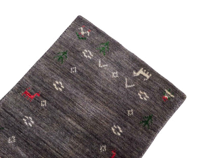 Moderner, Handloom Lori Gabbeh Orientteppich von Khademi aus Wolle, grau. Nomaden-Design. Produziert in Indien. Größe: 60x40cm. Teppichnummer: KB4-1617C. Verkauf durch Jupiter Intl.