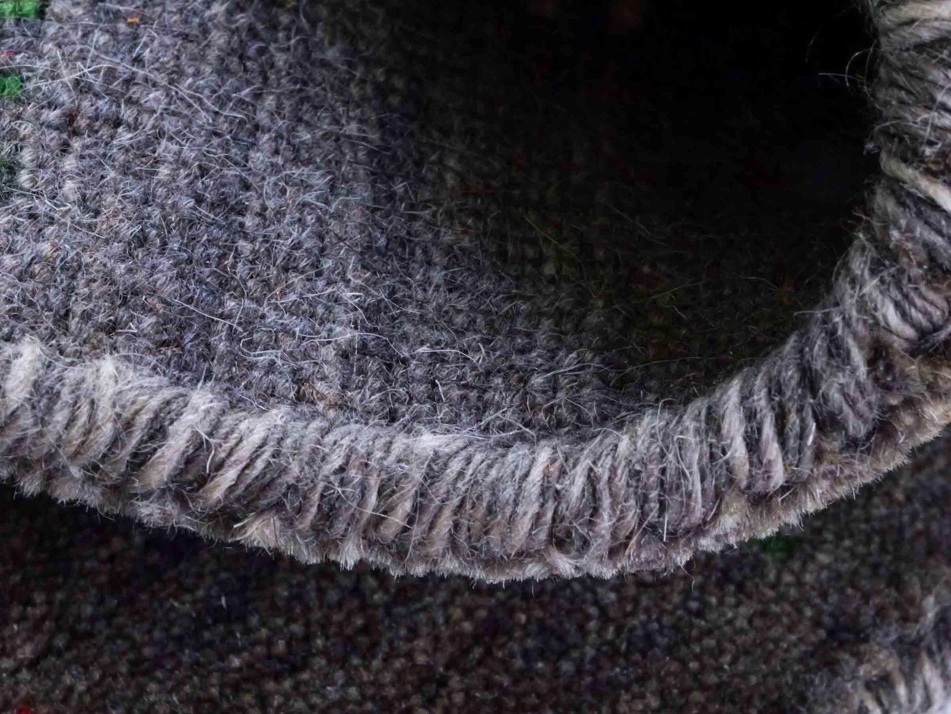 Moderner, Handloom Lori Gabbeh Orientteppich von Khademi aus Wolle, grau. Nomaden-Design. Produziert in Indien. Größe: 60x40cm. Teppichnummer: KB4-1617C. Verkauf durch Jupiter Intl.