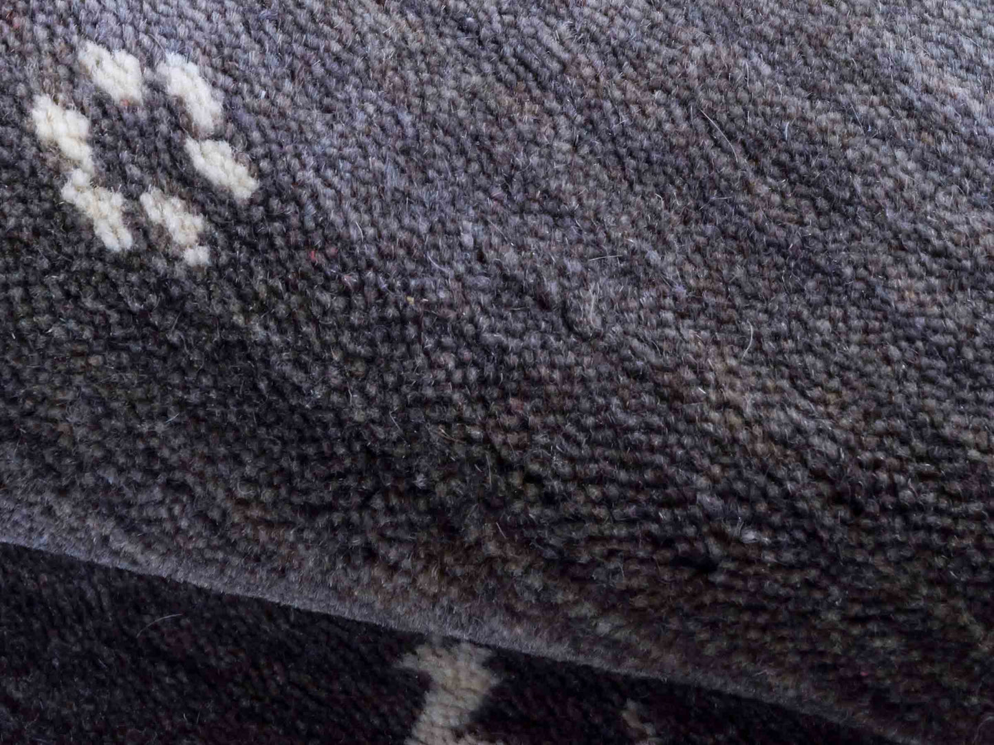 Moderner, Handloom Lori Gabbeh Orientteppich von Khademi aus Wolle, grau. Nomaden-Design. Produziert in Indien. Größe: 60x40cm. Teppichnummer: KB4-1617C. Verkauf durch Jupiter Intl.