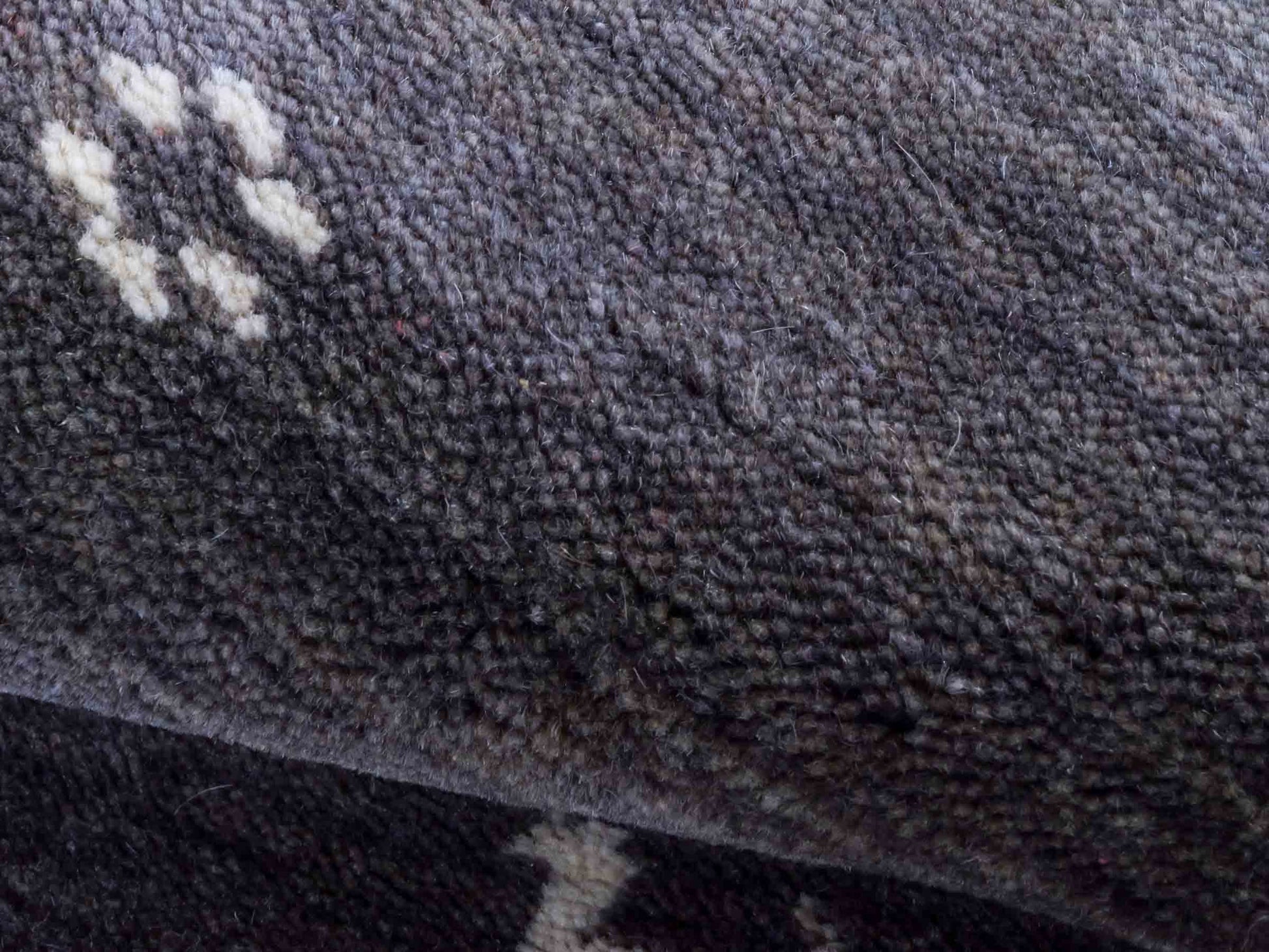 Moderner, Handloom Lori Gabbeh Orientteppich von Khademi aus Wolle, grau. Nomaden-Design. Produziert in Indien. Größe: 60x40cm. Teppichnummer: KB4-1617C. Verkauf durch Jupiter Intl.