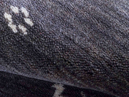 Moderner, Handloom Lori Gabbeh Orientteppich von Khademi aus Wolle, grau. Nomaden-Design. Produziert in Indien. Größe: 60x40cm. Teppichnummer: KB4-1617C. Verkauf durch Jupiter Intl.