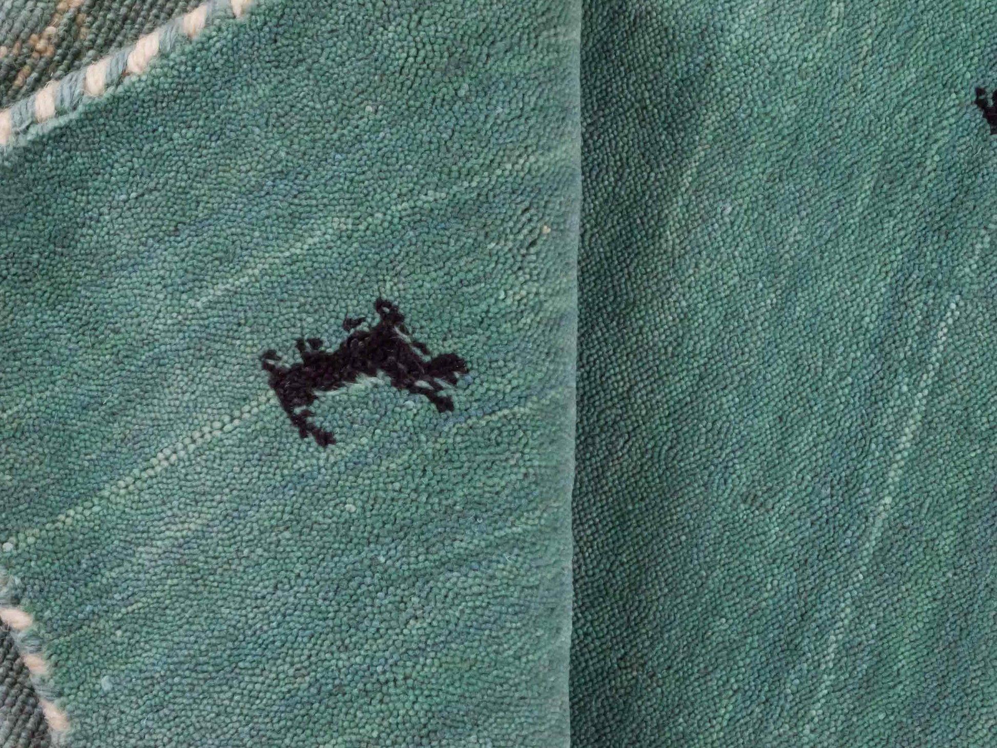 Moderner, Handloom Lori Gabbeh Orientteppich von Khademi aus Wolle, hellblau, türkis. Nomaden-Design. Produziert in Indien. Größe: 80x76cm. Teppichnummer: KB4-1601. Verkauf durch Jupiter Intl.