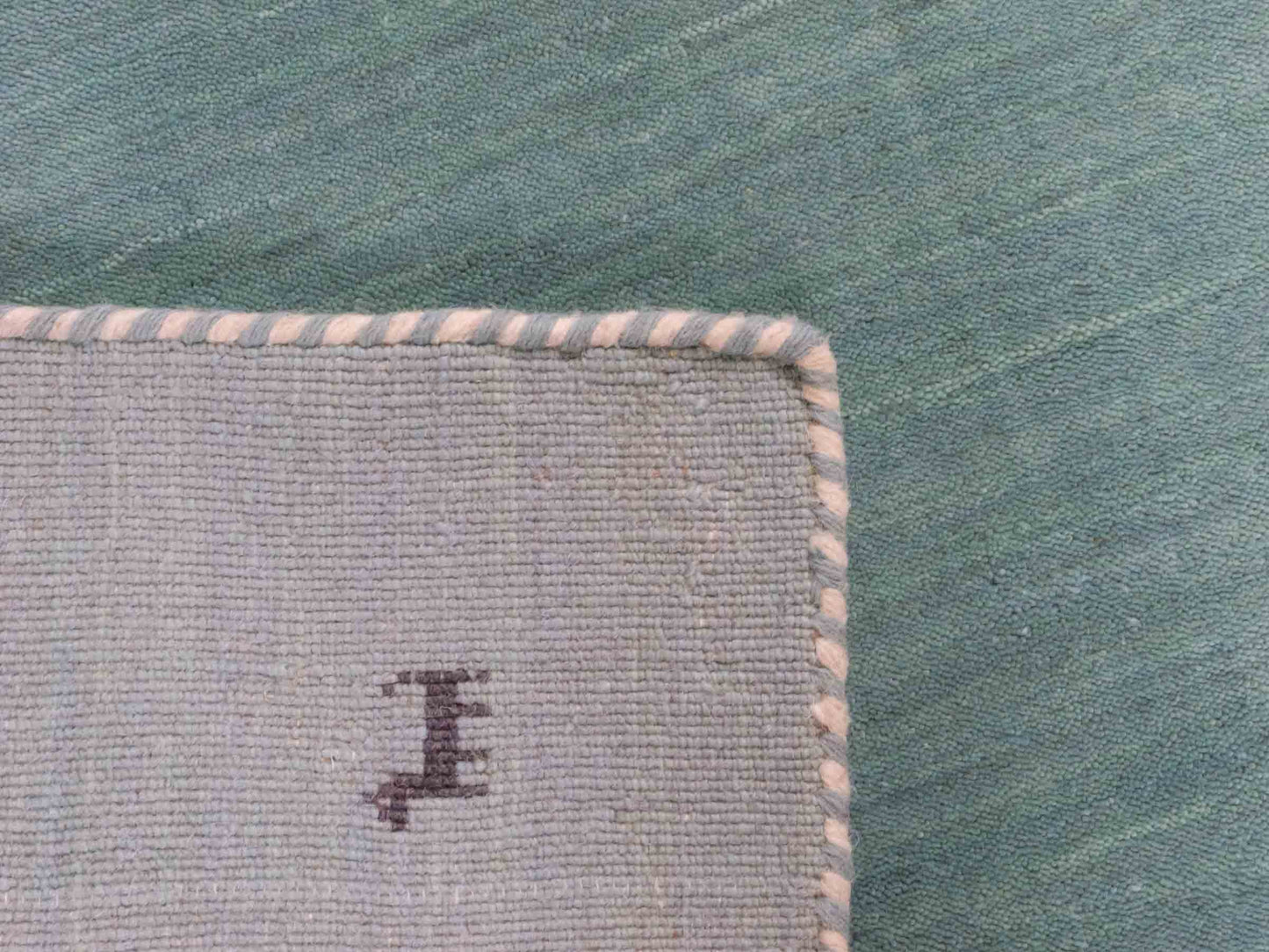 Moderner, Handloom Lori Gabbeh Orientteppich von Khademi aus Wolle, hellblau, türkis. Nomaden-Design. Produziert in Indien. Größe: 80x76cm. Teppichnummer: KB4-1601. Verkauf durch Jupiter Intl.