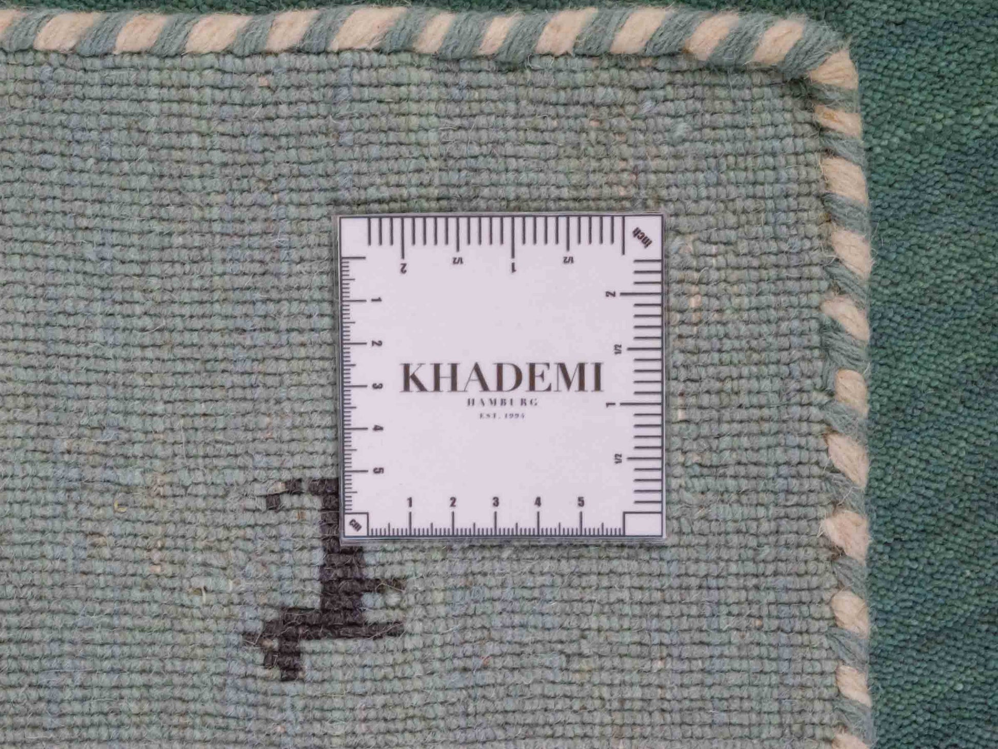 Moderner, Handloom Lori Gabbeh Orientteppich von Khademi aus Wolle, hellblau, türkis. Nomaden-Design. Produziert in Indien. Größe: 80x76cm. Teppichnummer: KB4-1601. Verkauf durch Jupiter Intl.