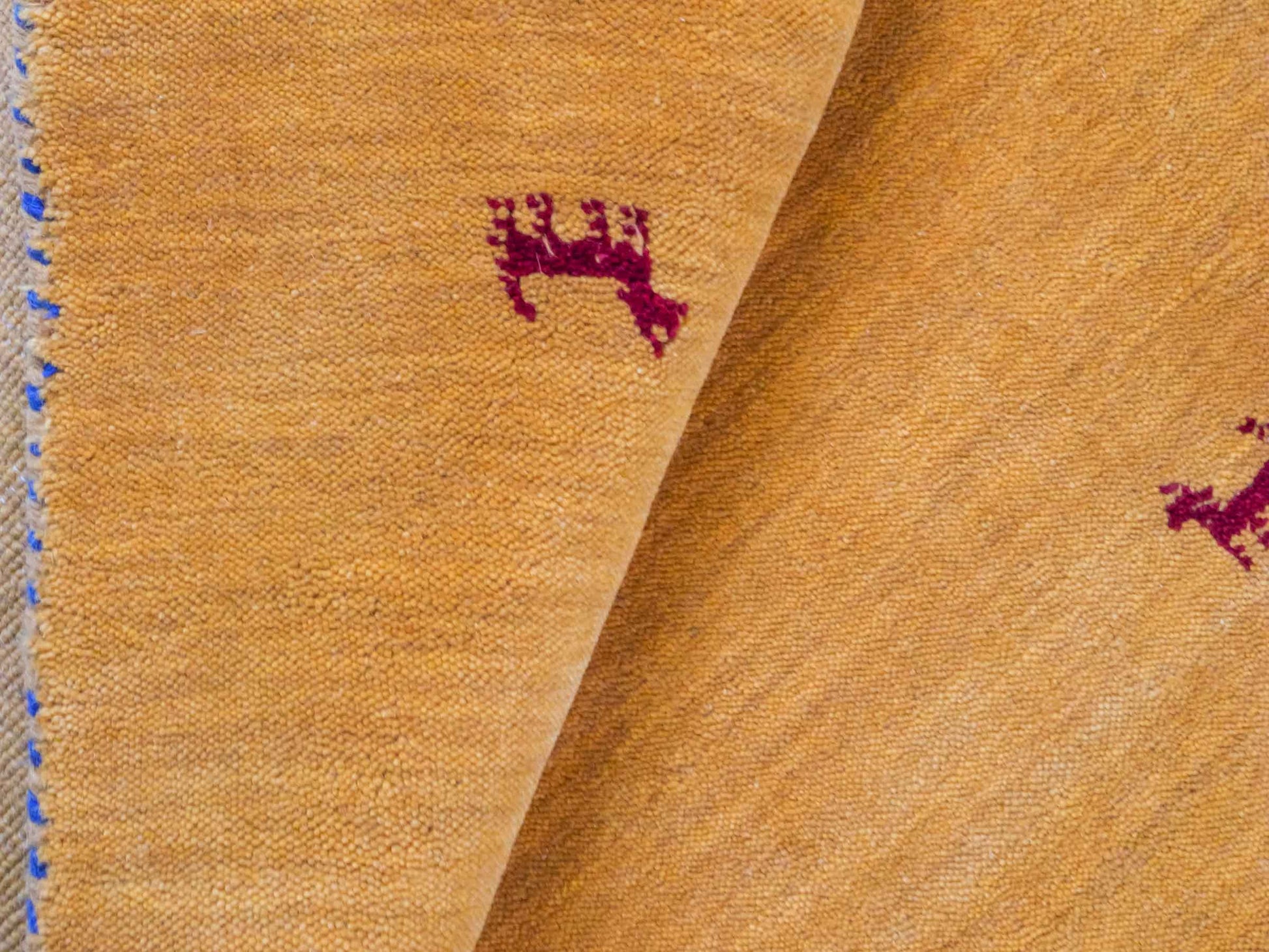 Moderner, Handloom Lori Gabbeh Orientteppich von Khademi aus Wolle, gelb. Nomaden-Design. Produziert in Indien. Größe: 80x78cm. Teppichnummer: KB4-1605. Verkauf durch Jupiter Intl.