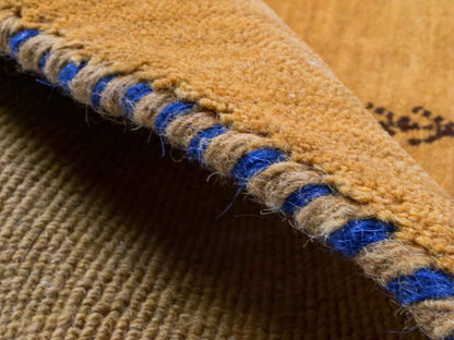 Moderner, Handloom Lori Gabbeh Orientteppich von Khademi aus Wolle, gelb. Nomaden-Design. Produziert in Indien. Größe: 80x80cm. Teppichnummer: KB4-1604. Verkauf durch Jupiter Intl.