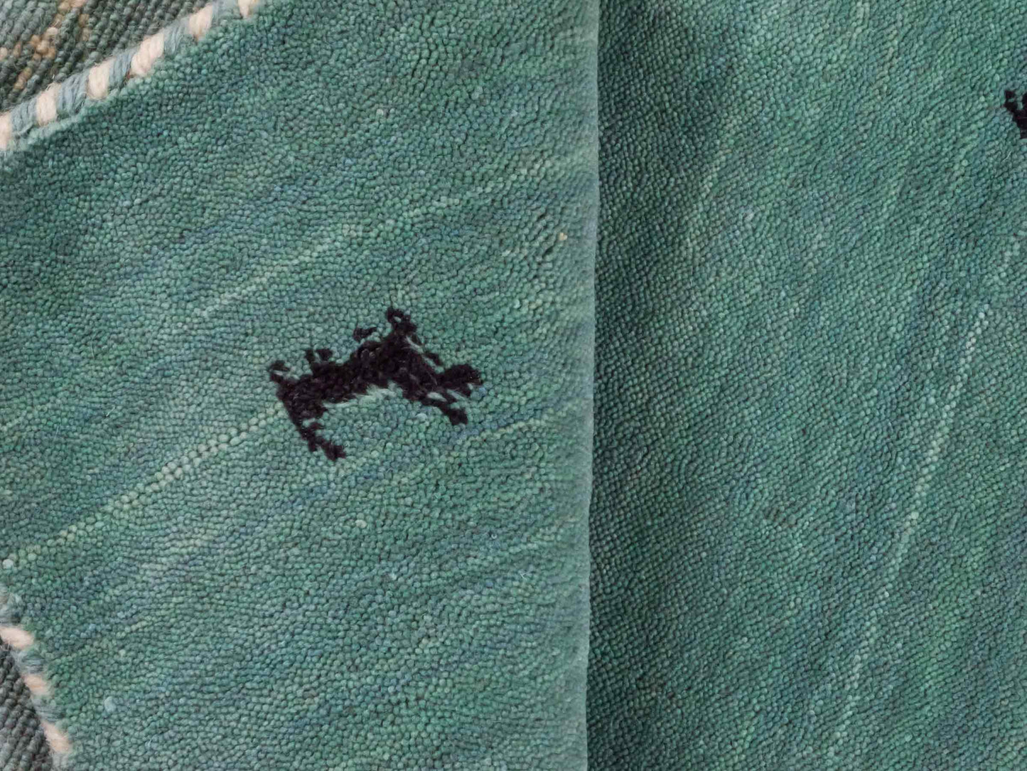 Moderner, Handloom Lori Gabbeh Orientteppich von Khademi aus Wolle, hellblau, türkis. Nomaden-Design. Produziert in Indien. Größe: 81x77cm. Teppichnummer: KB4-1602. Verkauf durch Jupiter Intl.