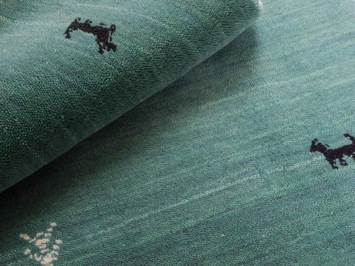 Moderner, Handloom Lori Gabbeh Orientteppich von Khademi aus Wolle, hellblau, türkis. Nomaden-Design. Produziert in Indien. Größe: 81x77cm. Teppichnummer: KB4-1602. Verkauf durch Jupiter Intl.