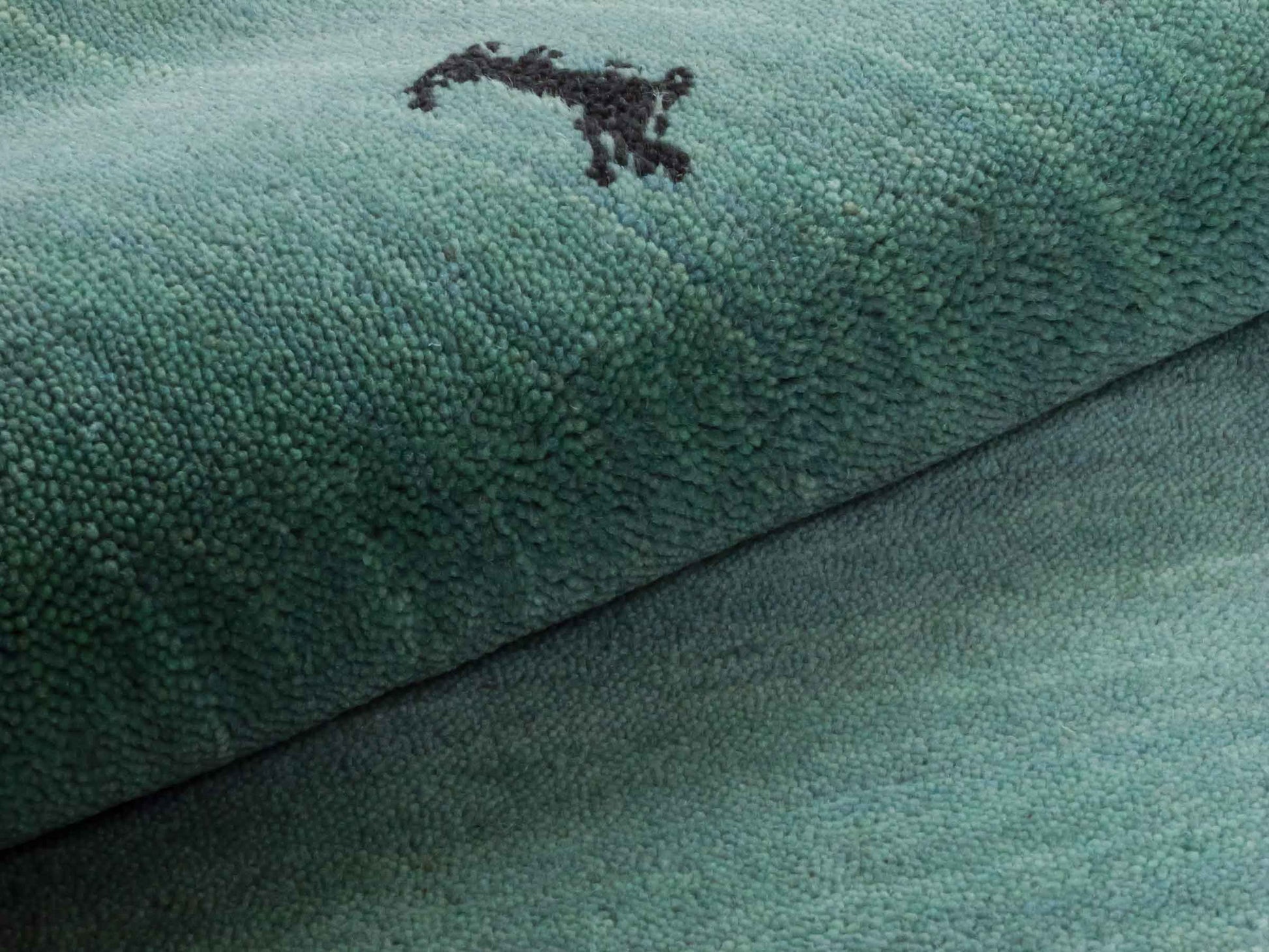 Moderner, Handloom Lori Gabbeh Orientteppich von Khademi aus Wolle, hellblau, türkis. Nomaden-Design. Produziert in Indien. Größe: 81x77cm. Teppichnummer: KB4-1602. Verkauf durch Jupiter Intl.