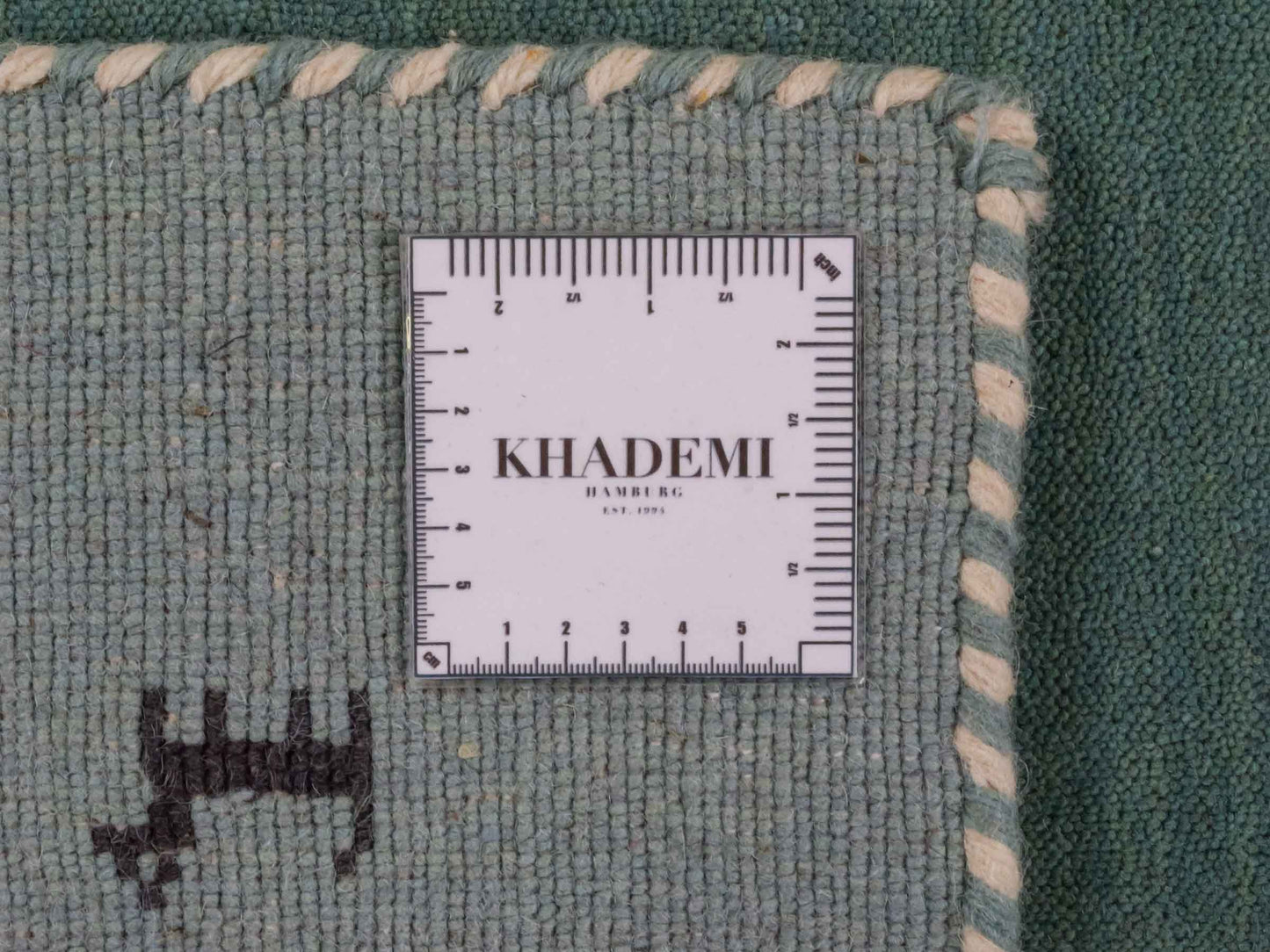 Moderner, Handloom Lori Gabbeh Orientteppich von Khademi aus Wolle, hellblau, türkis. Nomaden-Design. Produziert in Indien. Größe: 81x77cm. Teppichnummer: KB4-1602. Verkauf durch Jupiter Intl.