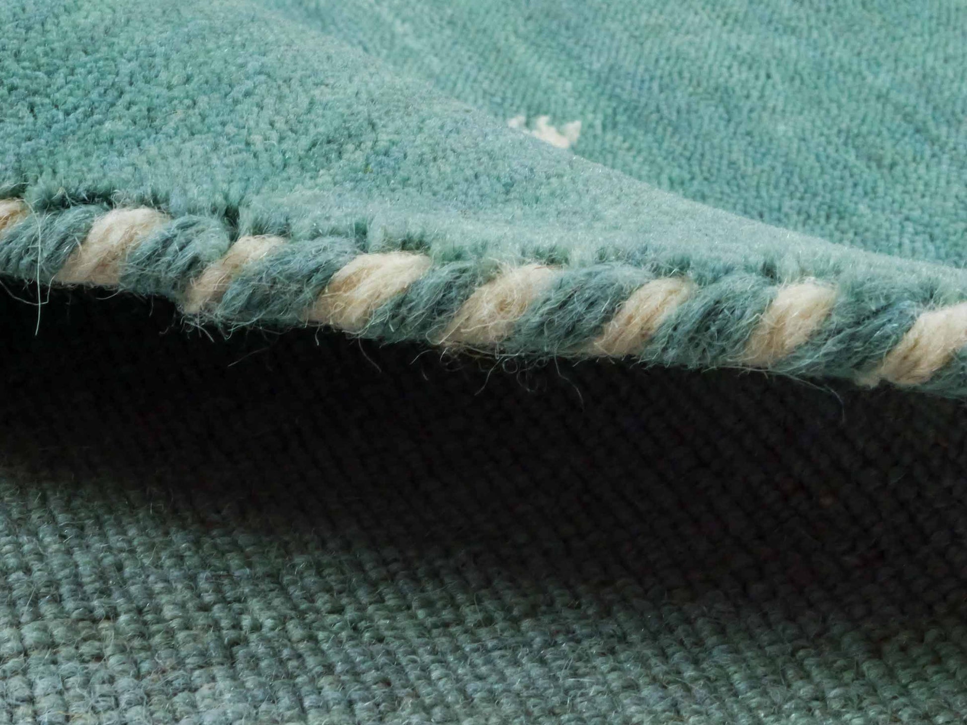 Moderner, Handloom Lori Gabbeh Orientteppich von Khademi aus Wolle, hellblau, türkis. Nomaden-Design. Produziert in Indien. Größe: 81x77cm. Teppichnummer: KB4-1602. Verkauf durch Jupiter Intl.