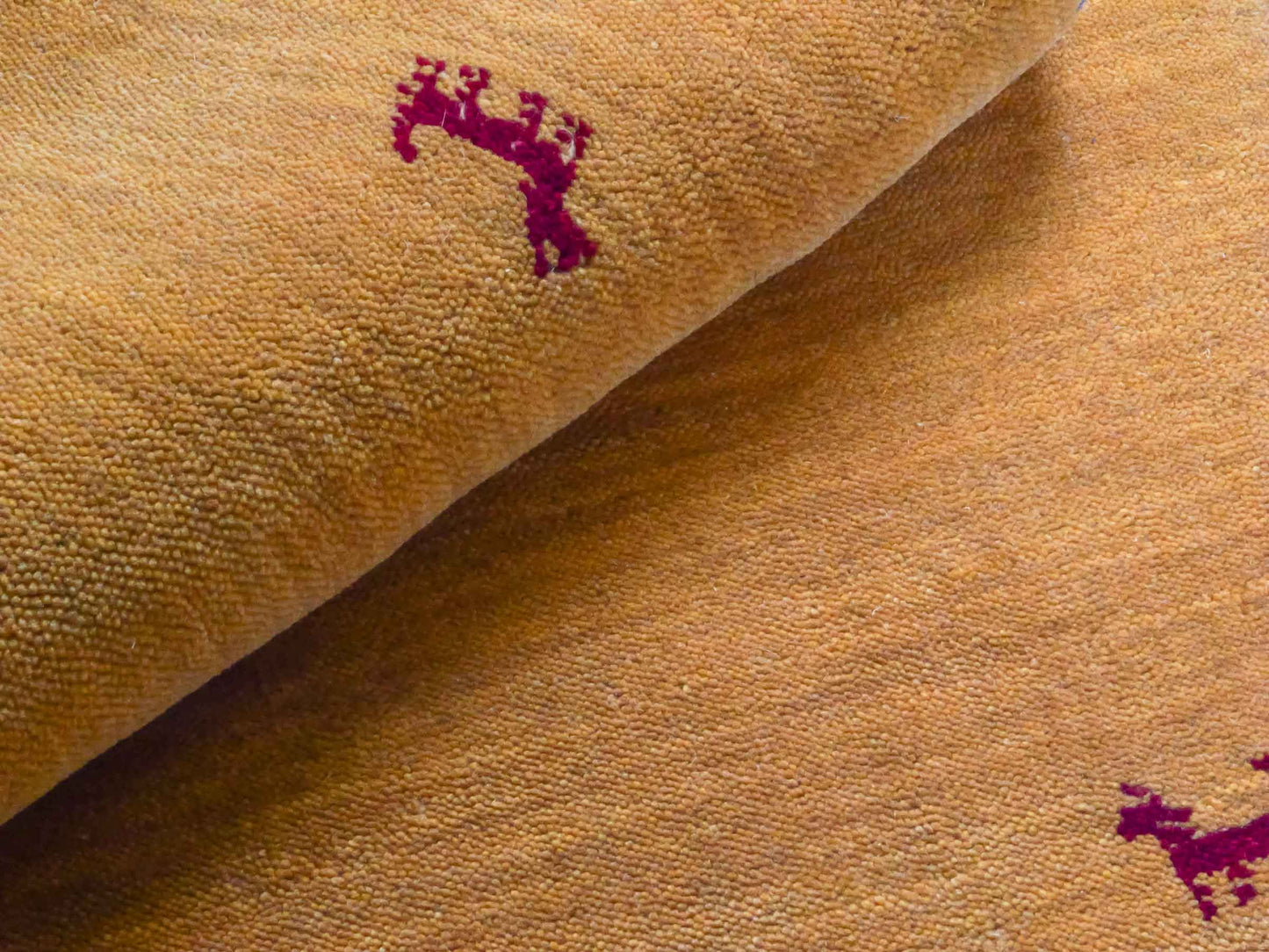 Moderner, Handloom Lori Gabbeh Orientteppich von Khademi aus Wolle, gelb. Nomaden-Design. Produziert in Indien. Größe: 81x78cm. Teppichnummer: KB4-1603. Verkauf durch Jupiter Intl.