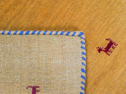 Moderner, Handloom Lori Gabbeh Orientteppich von Khademi aus Wolle, gelb. Nomaden-Design. Produziert in Indien. Größe: 81x78cm. Teppichnummer: KB4-1606. Verkauf durch Jupiter Intl.