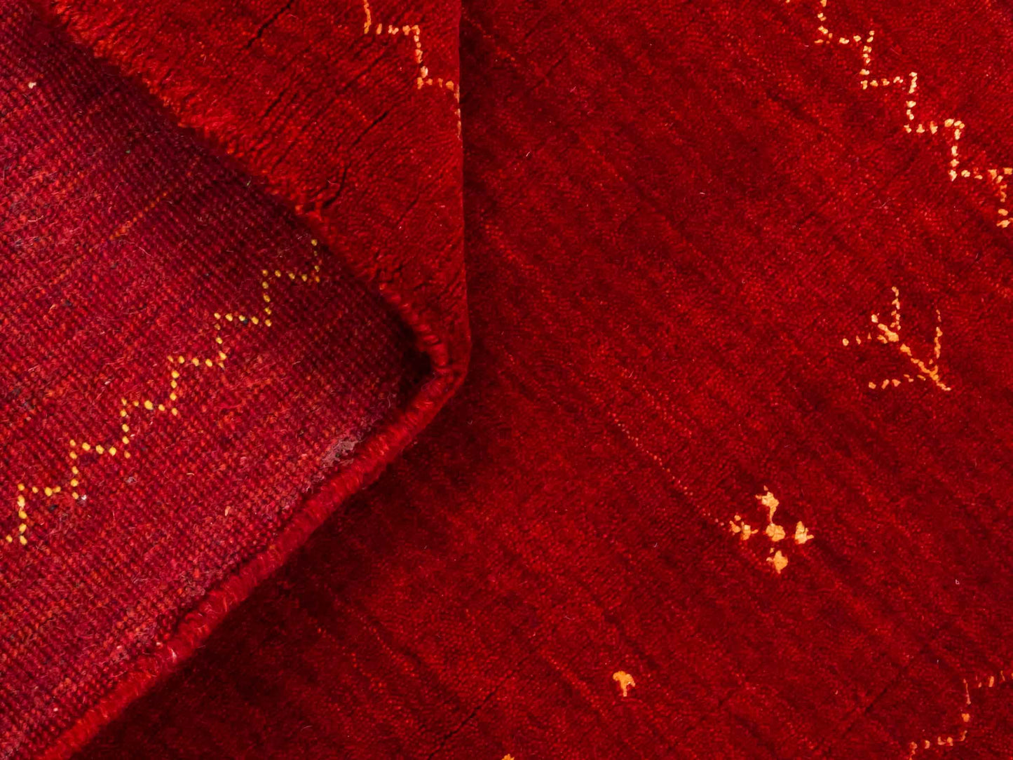 Moderner, Handloom Lori Gabbeh Orientteppich von Khademi aus Wolle, rot. Nomaden-Design. Produziert in Indien. Größe: 89x63cm. Teppichnummer: KB4-1607. Verkauf durch Jupiter Intl.