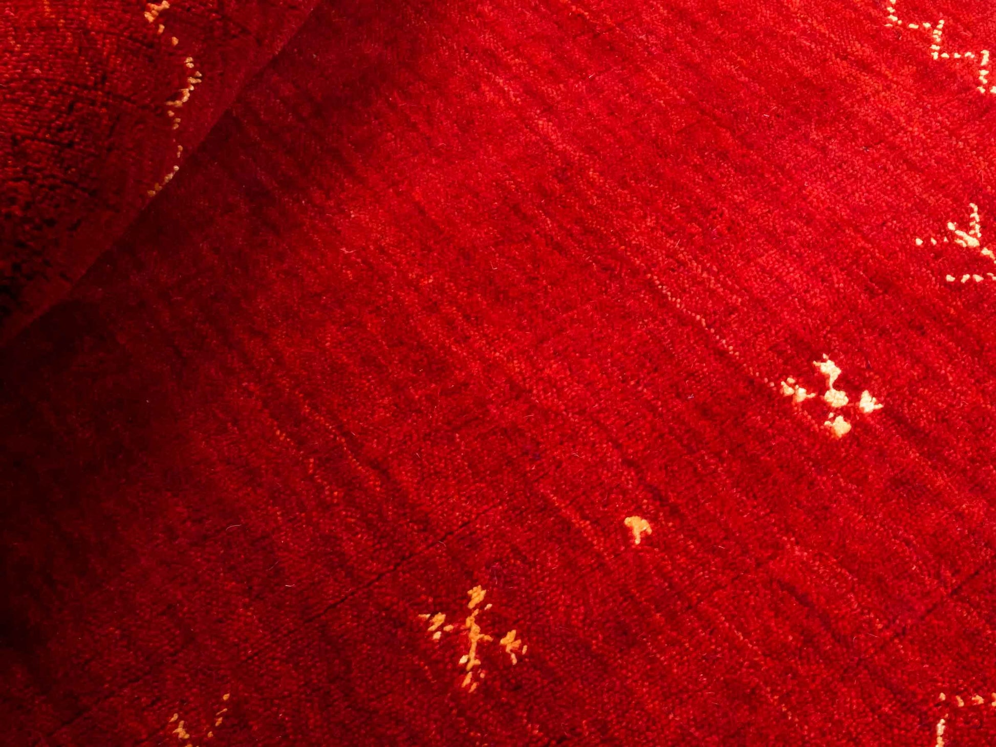 Moderner, Handloom Lori Gabbeh Orientteppich von Khademi aus Wolle, rot. Nomaden-Design. Produziert in Indien. Größe: 89x63cm. Teppichnummer: KB4-1607. Verkauf durch Jupiter Intl.