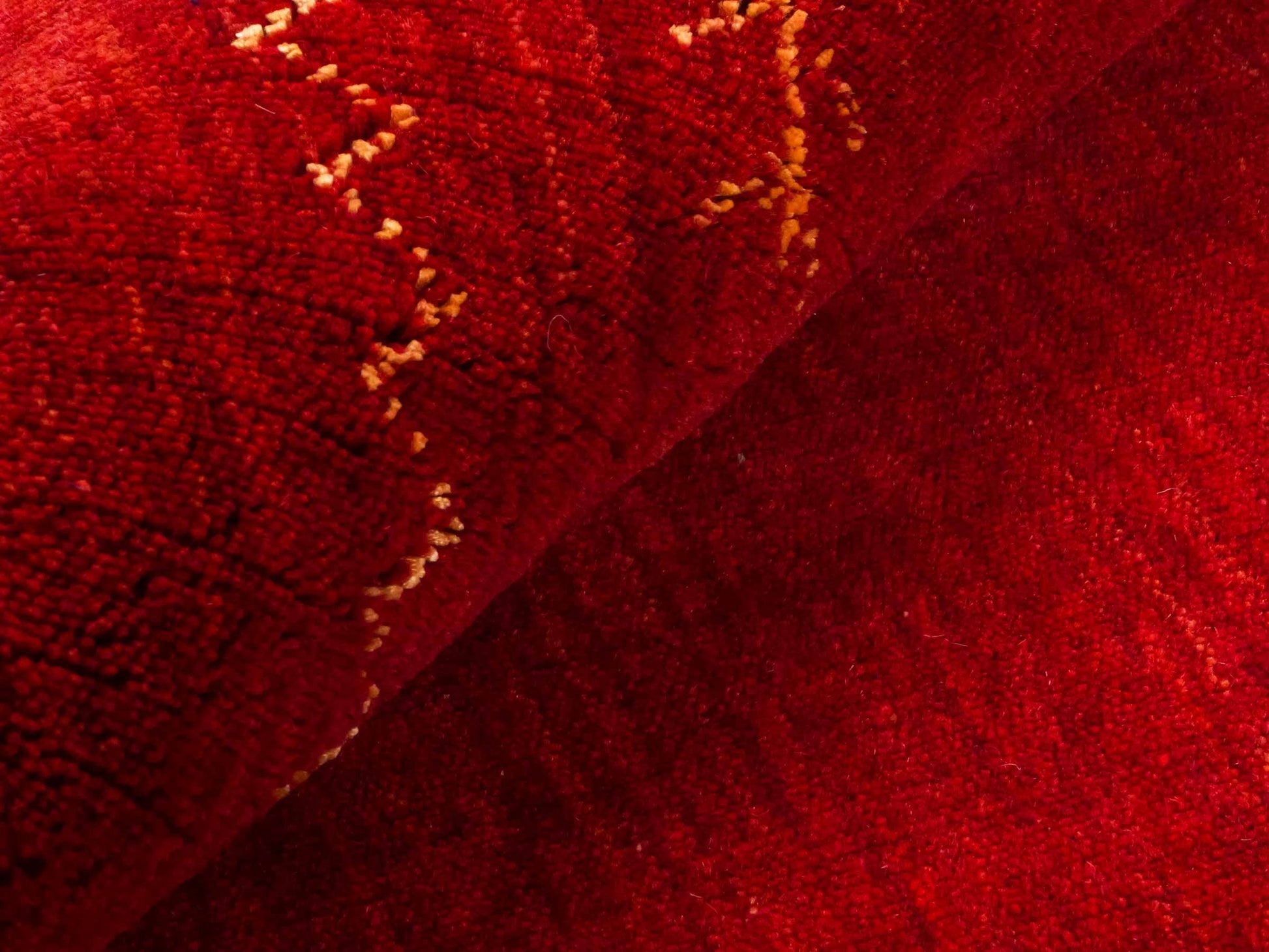 Moderner, Handloom Lori Gabbeh Orientteppich von Khademi aus Wolle, rot. Nomaden-Design. Produziert in Indien. Größe: 89x63cm. Teppichnummer: KB4-1607. Verkauf durch Jupiter Intl.