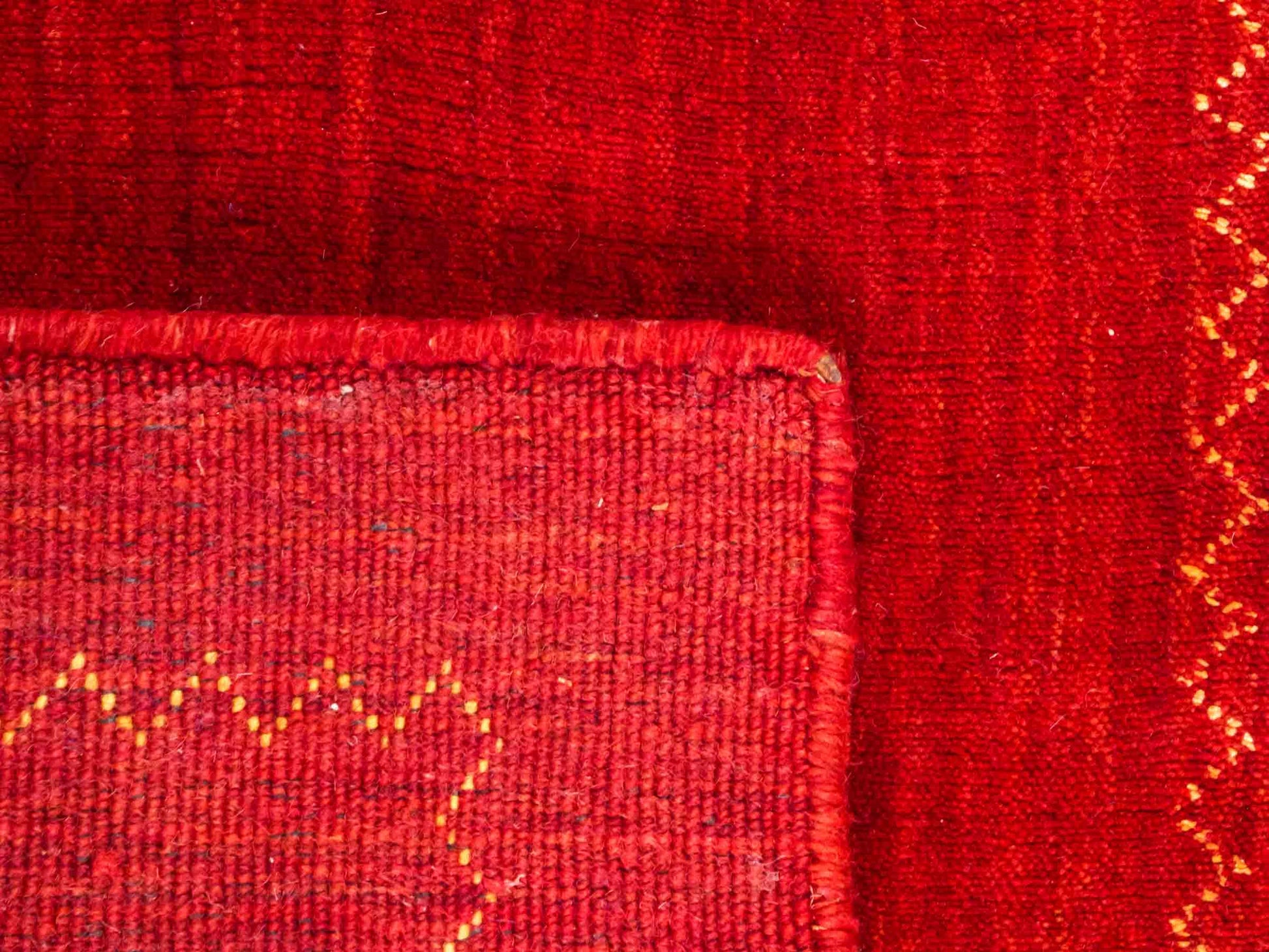 Moderner, Handloom Lori Gabbeh Orientteppich von Khademi aus Wolle, rot. Nomaden-Design. Produziert in Indien. Größe: 89x63cm. Teppichnummer: KB4-1607. Verkauf durch Jupiter Intl.