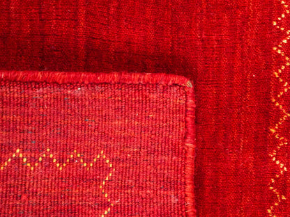 Moderner, Handloom Lori Gabbeh Orientteppich von Khademi aus Wolle, rot. Nomaden-Design. Produziert in Indien. Größe: 89x63cm. Teppichnummer: KB4-1607. Verkauf durch Jupiter Intl.