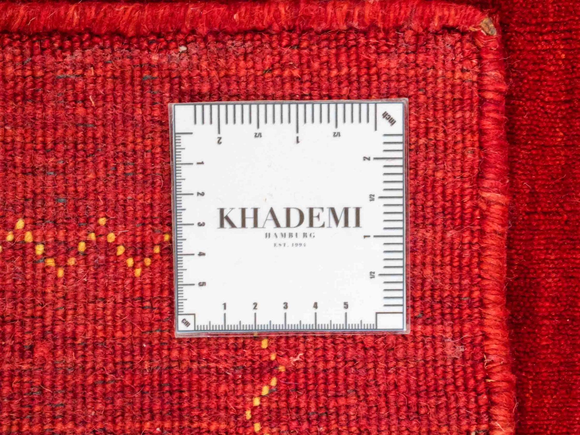 Moderner, Handloom Lori Gabbeh Orientteppich von Khademi aus Wolle, rot. Nomaden-Design. Produziert in Indien. Größe: 89x63cm. Teppichnummer: KB4-1607. Verkauf durch Jupiter Intl.