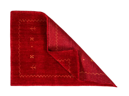 Moderner, Handloom Lori Gabbeh Orientteppich von Khademi aus Wolle, rot. Nomaden-Design. Produziert in Indien. Größe: 89x63cm. Teppichnummer: KB4-1607. Verkauf durch Jupiter Intl.