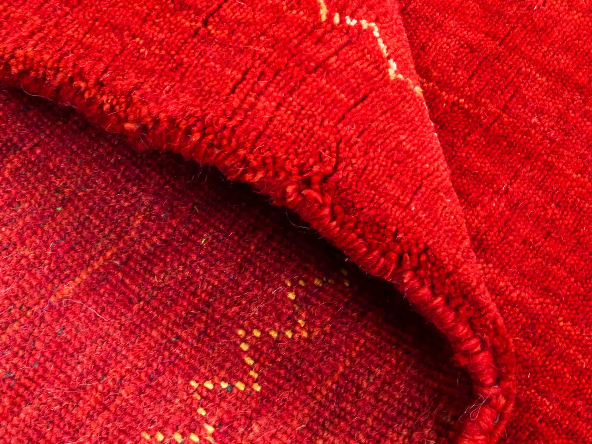 Moderner, Handloom Lori Gabbeh Orientteppich von Khademi aus Wolle, rot. Nomaden-Design. Produziert in Indien. Größe: 89x63cm. Teppichnummer: KB4-1607. Verkauf durch Jupiter Intl.