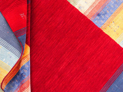 Moderner, Handloom Lori Gabbeh Orientteppich von Khademi aus Wolle mit Bambusseide, rot, mehrfarbig. Nomaden-Design. Produziert in Indien. Größe: 234x161cm. Teppichnummer: KB4-1811. Verkauf durch Jupiter Intl.