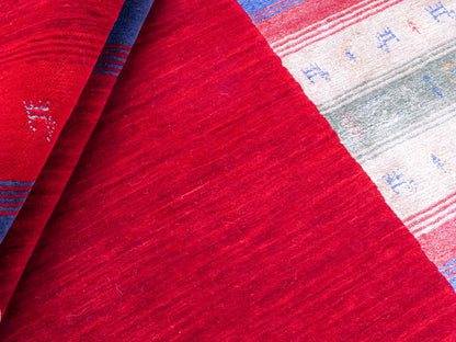 Moderner, Handloom Lori Gabbeh Orientteppich von Khademi aus Wolle mit Bambusseide, rot, mehrfarbig. Nomaden-Design. Produziert in Indien. Größe: 234x161cm. Teppichnummer: KB4-1811. Verkauf durch Jupiter Intl.